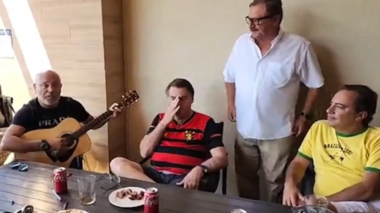 Bolsonaro se emociona em live com Rick, e chora