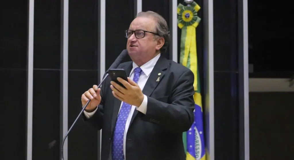 Câmara empossa novos deputados com fila de convidados e presença de ministros de Lula