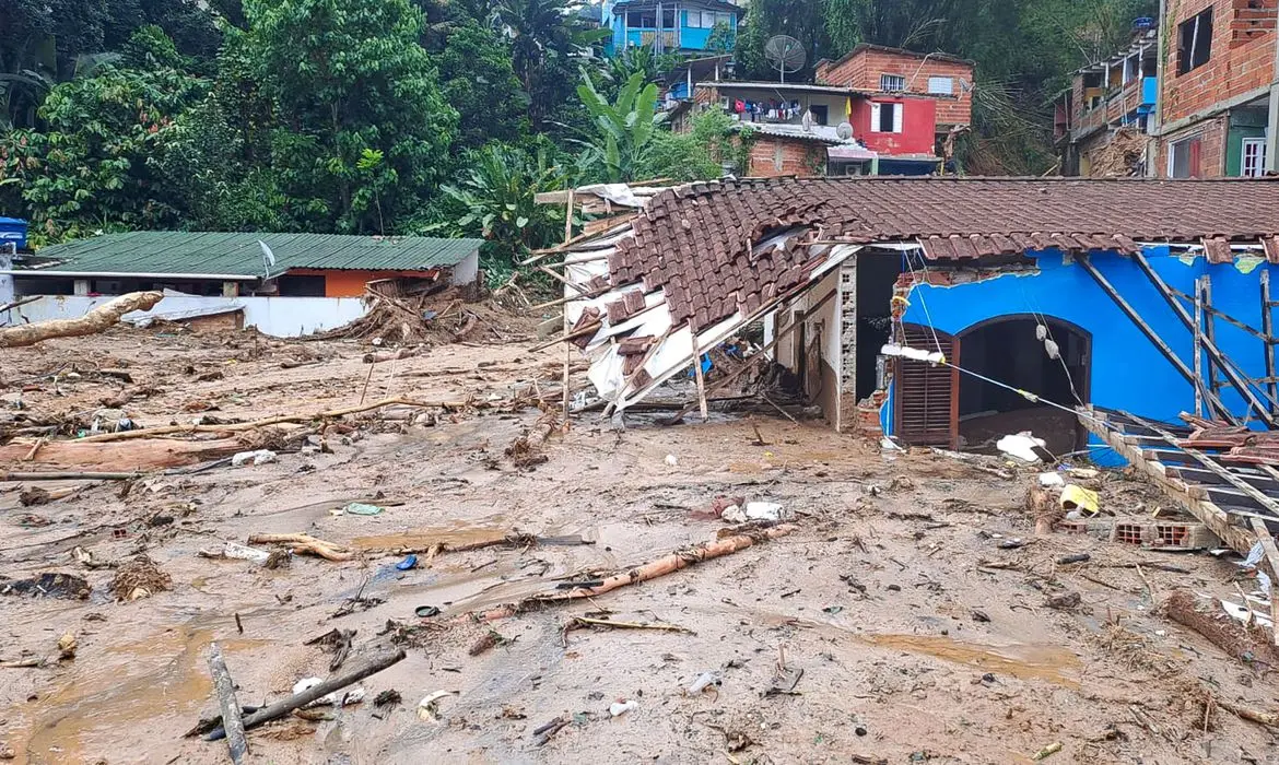 Cemaden diz ter enviado nota na quinta sobre o tempo no litoral de SP