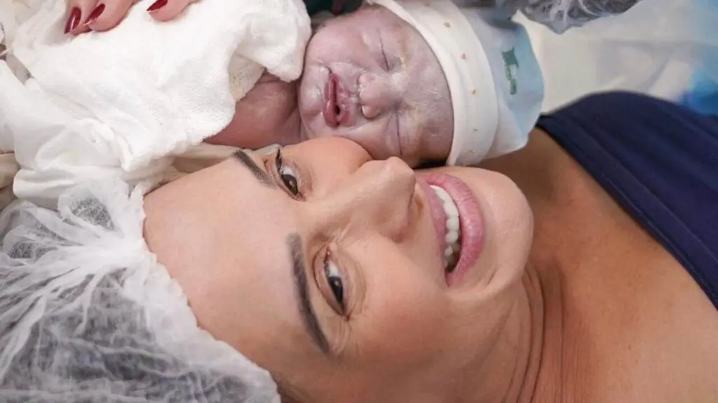 Claudia Raia e Jarbas Homem de Mello deixam a maternidade com o bebê Luca