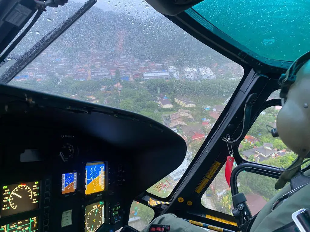Com Lula, Tarcísio pede a turistas que não voltem de São Sebastião agora