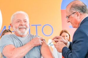 Com Zé Gotinha, Lula lança campanha e é vacinado contra covid por Alckmin