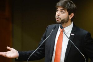 Deputado aciona Justiça contra uso de 'governo Lula' em canais oficiais