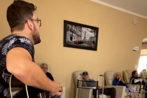 Douglas Almeida viraliza nas redes sociais após cantar para idosos em casas de repouso