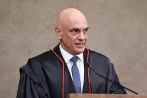Homem ateia fogo no próprio corpo em ato contra Moraes em Brasília