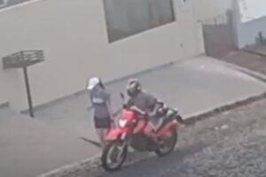 Homem cai de moto ao tentar passar mão em mulher