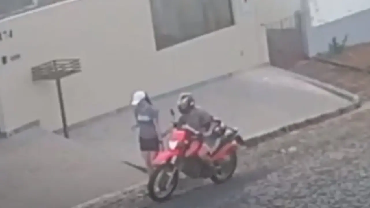 Homem cai de moto ao tentar passar mão em mulher