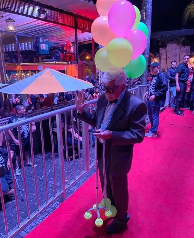 Homem de 90 anos ganha concurso de fantasia como personagem do filme UP