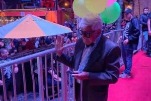 Homem de 90 anos ganha concurso de fantasia como personagem do filme UP