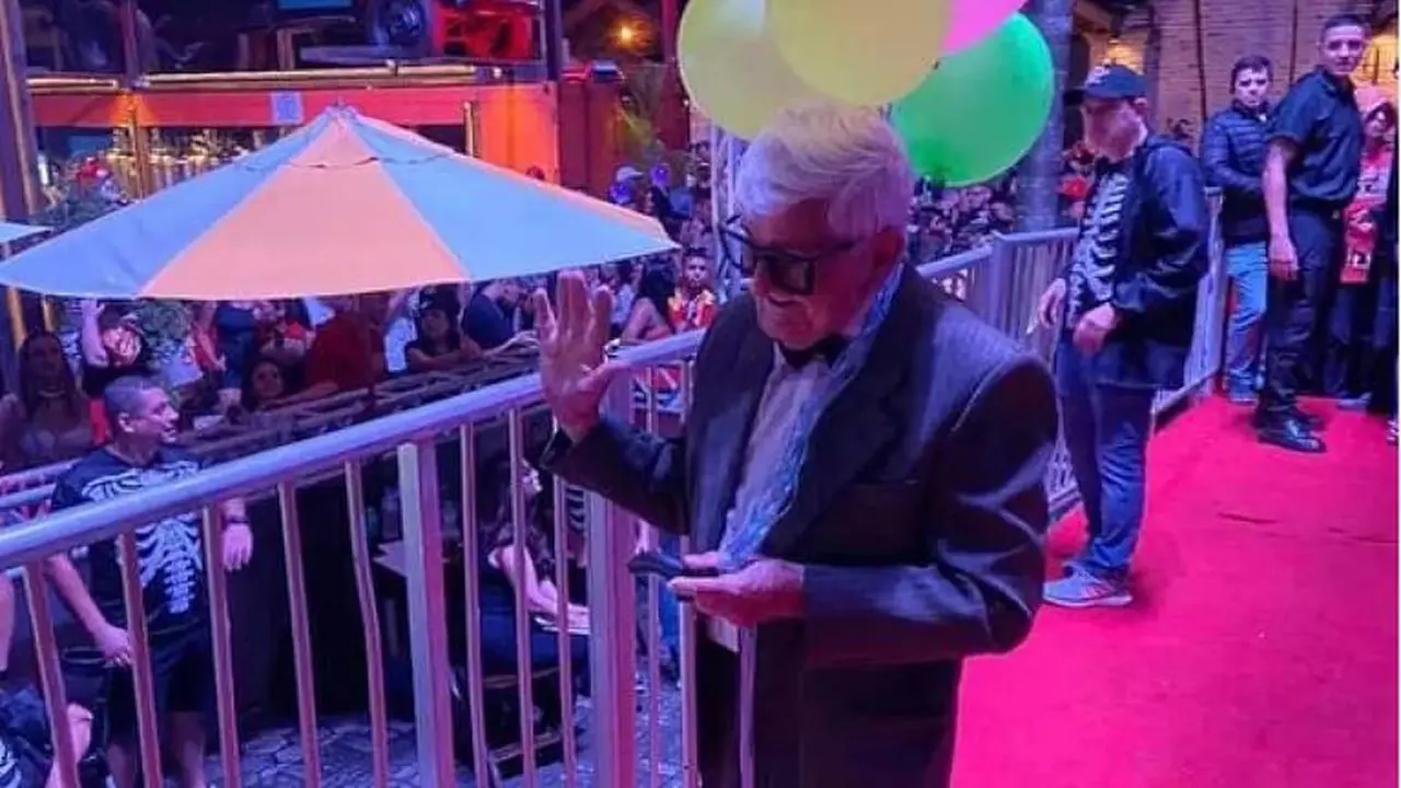 Homem de 90 anos ganha concurso de fantasia como personagem do filme UP