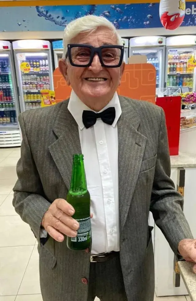 Idoso 90 anos fantasia up