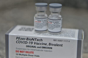 Idosos acima de 70 anos recebem vacina bivalente a partir de segunda (27)