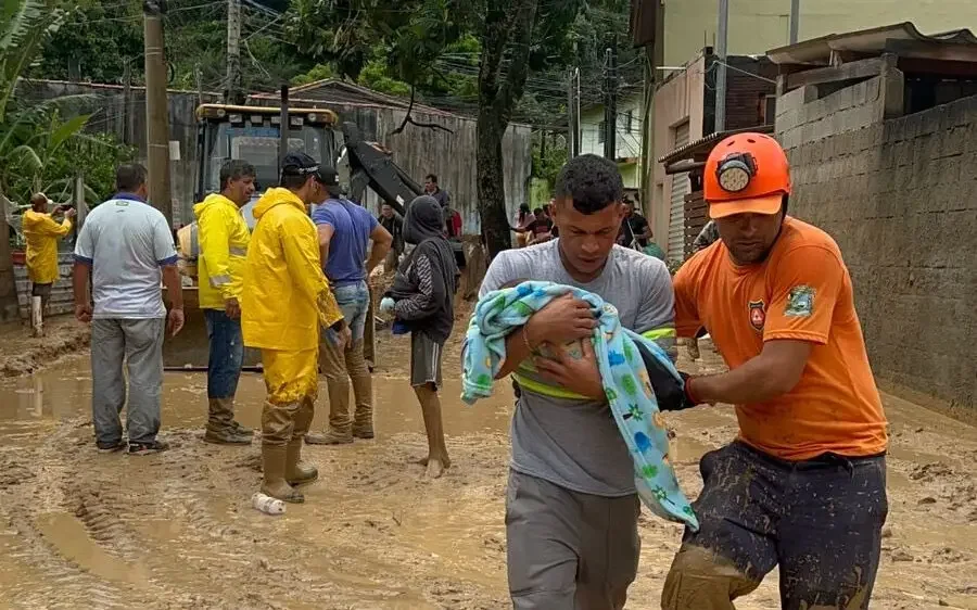 Litoral de SP conta 36 mortos nas chuvas históricas e mais de 2.400 estão fora de casa