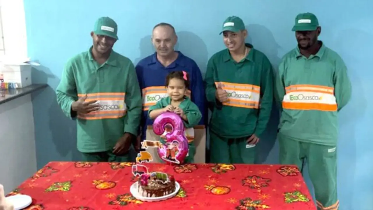 Menina de 3 anos se emociona ao ganhar festa com homenagem a garis em Osasco