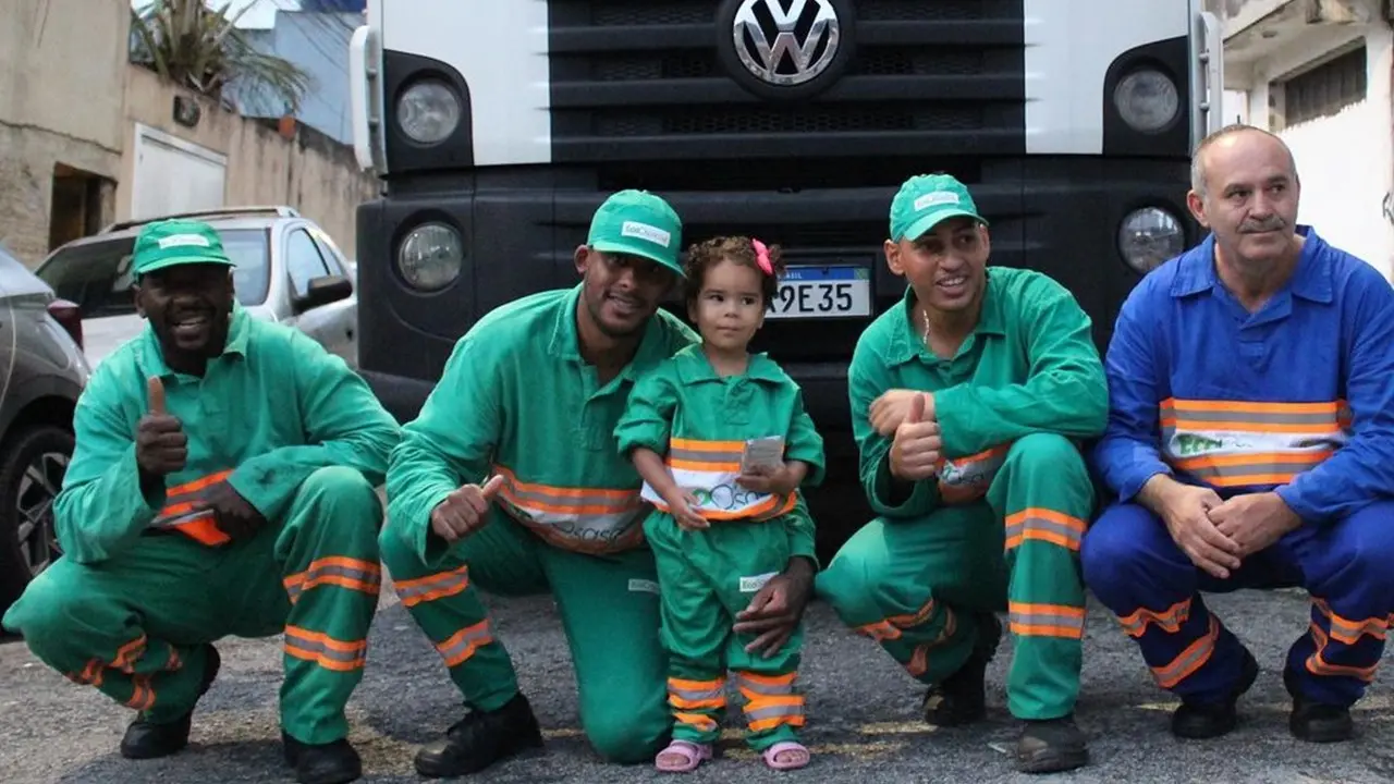 Menina se emociona ao ganhar festa de 3 anos com homenagem a garis em Osasco
