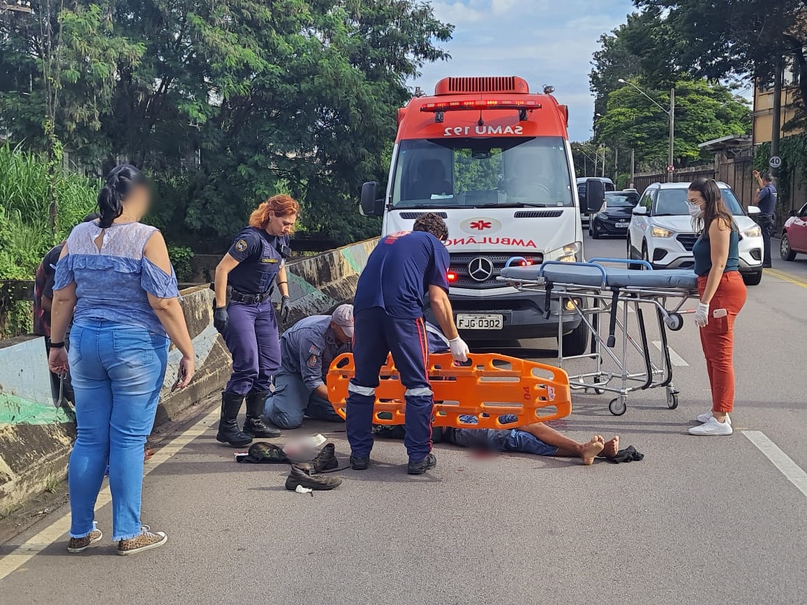 Motociclista tenta ultrapassagem, atinge veículo e sofre acidente na Marginal Tatu, em Limeira