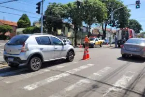 Motorista colide em moto e foge do local na Av. Laranjeiras, em Limeira