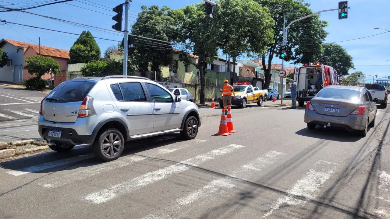 Motorista colide em moto e foge do local na Av. Laranjeiras, em Limeira