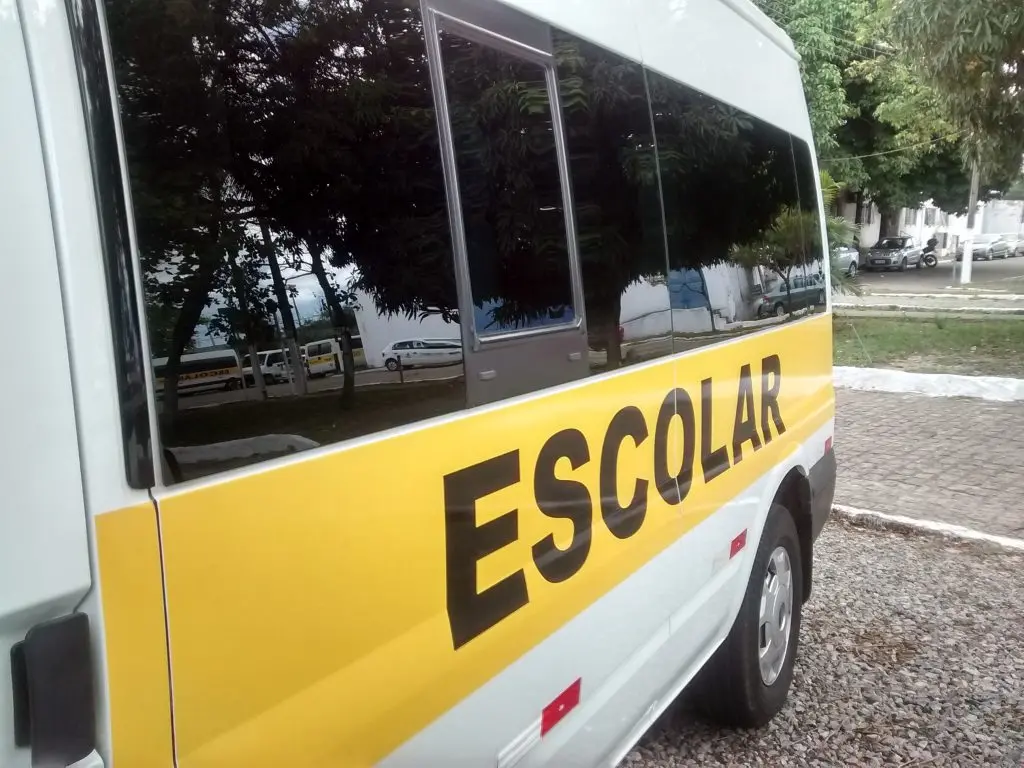 Motorista de van alerta para golpe que está acontecendo, em Limeira