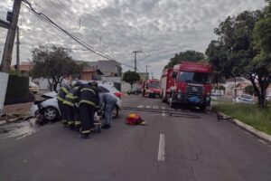 Motorista fica ferido após colisão contra poste na Av. Maestro Xixirri, em Limeira