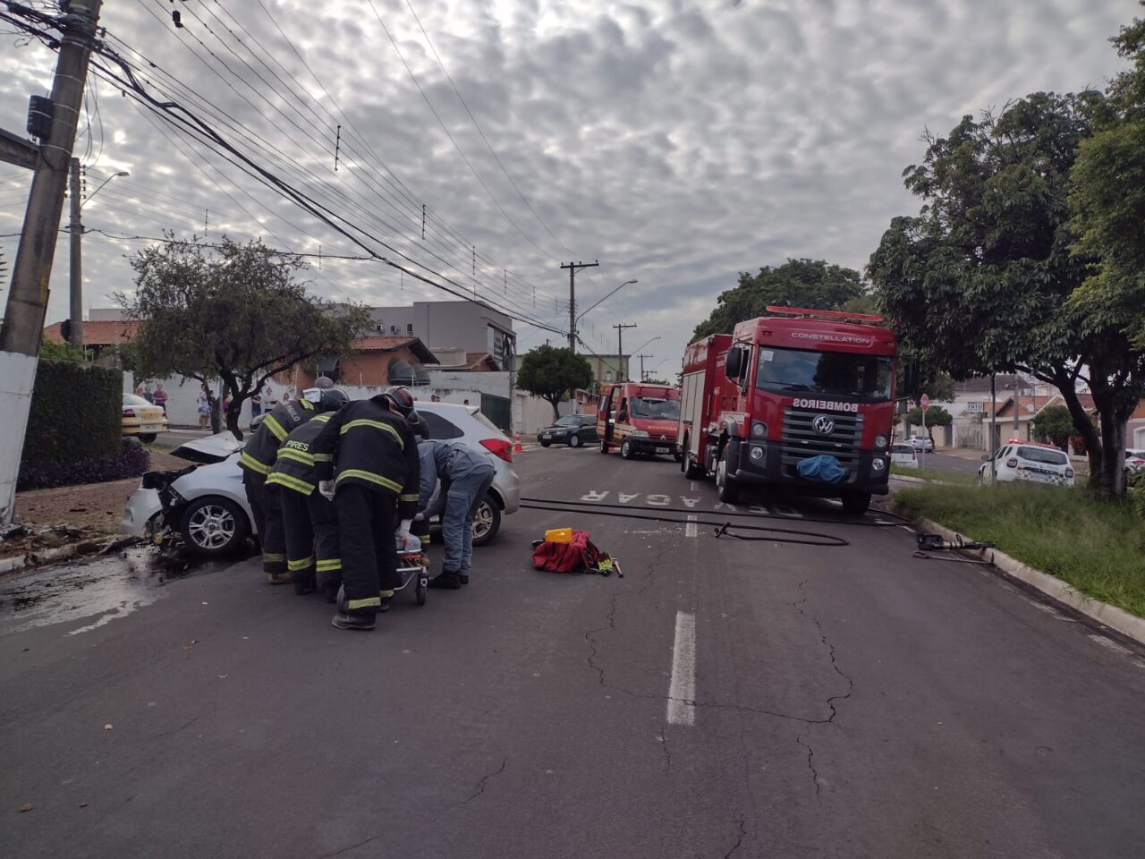 Motorista fica ferido após colisão contra poste na Av. Maestro Xixirri, em Limeira