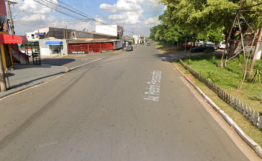 Mulher arranca com carro arrasta moto de bandidos, em Limeira