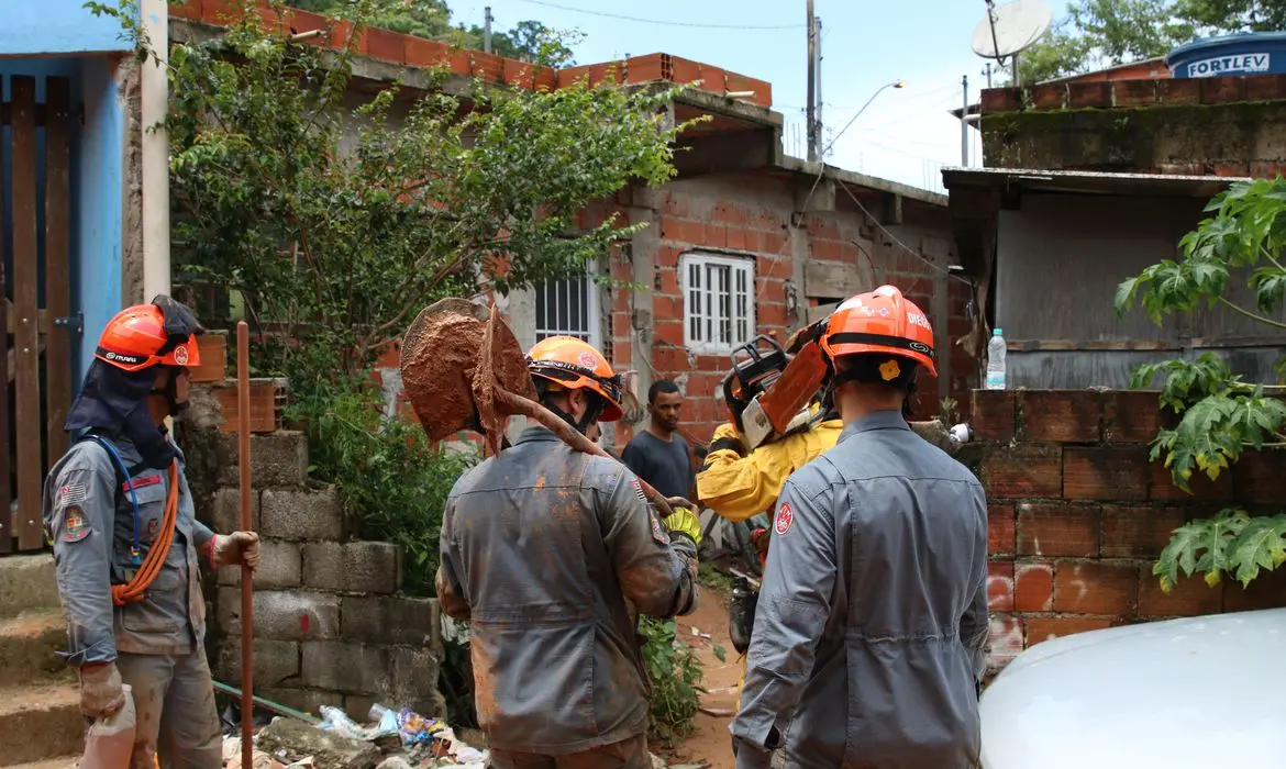 Número de mortes confirmadas no litoral norte de SP chega a 64