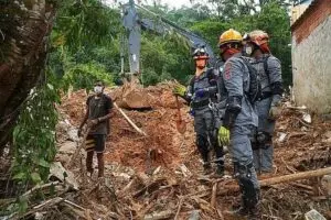 PM prende grupo por saquear lojas após chuvas no litoral norte de São Paulo