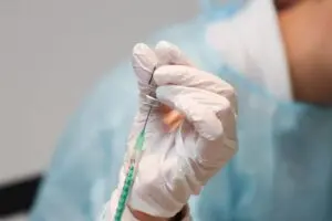 Pfizer e Coronavac previnem hospitalização por ômicron mesmo 6 meses após 2ª dose, diz estudo