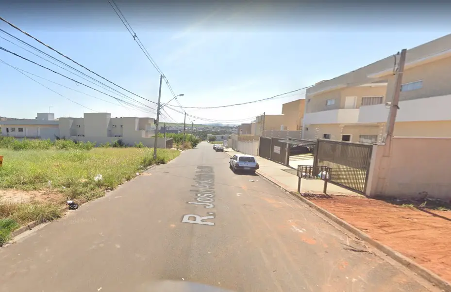 Bandidos armados roubam carro