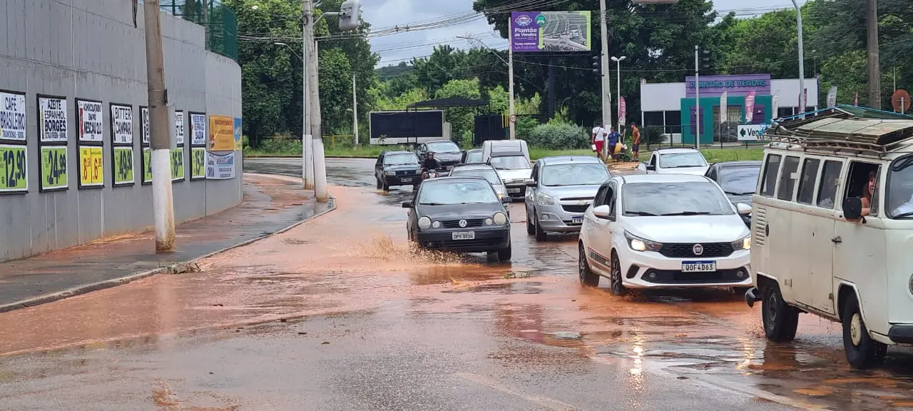 Reservatório de água vaza e alaga rotatória na Limeira-Cordeirópolis