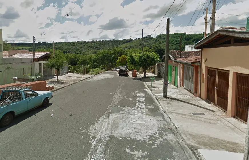 Saveiro é incendiada em frente de casa no Anavec, em Limeira