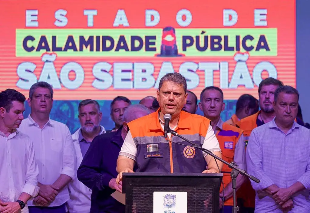 Tarcísio promete casas após tragédia: 'Não pode espremer pobre em morro'