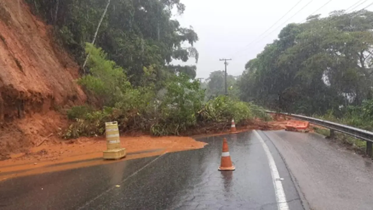 Trecho da Rio-Santos, em Ubatuba, é liberado após vistoria