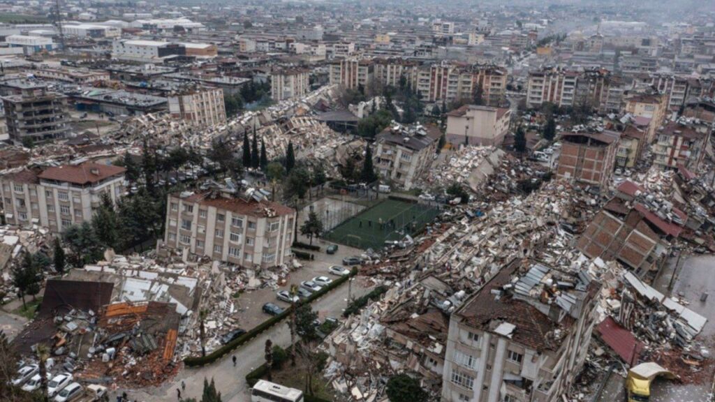 Tremor de magnitude 6,3 atinge Turquia e Síria duas semanas após terremoto