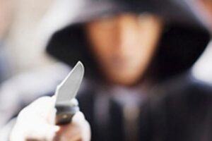 Adolescentes com faca roubam mulher na Vila Santa Lina