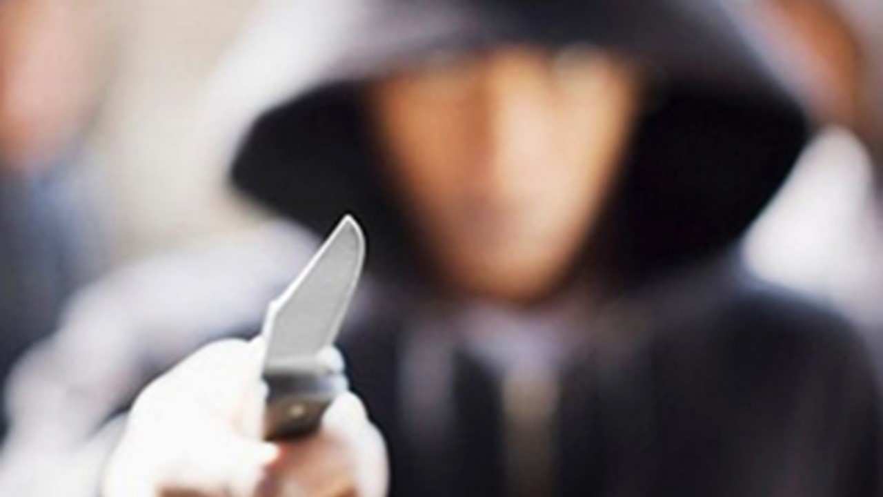Adolescentes com faca roubam mulher na Vila Santa Lina