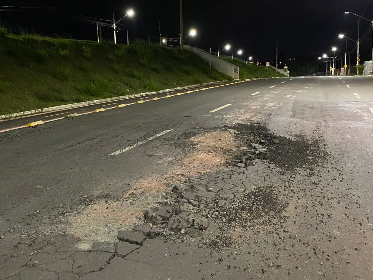 Asfalto recém entregue no Jd. Primavera cede com chuvas, em Limeira