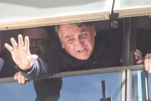Bolsonaro embarcou nos EUA no fim da noite desta quarta (29) e chegou a Brasília na manhã desta quinta (30). Ele havia deixado o Brasil antes do final do seu mandato para não entregar a faixa ao seu sucessor, Luiz Inácio Lula da Silva (PT).