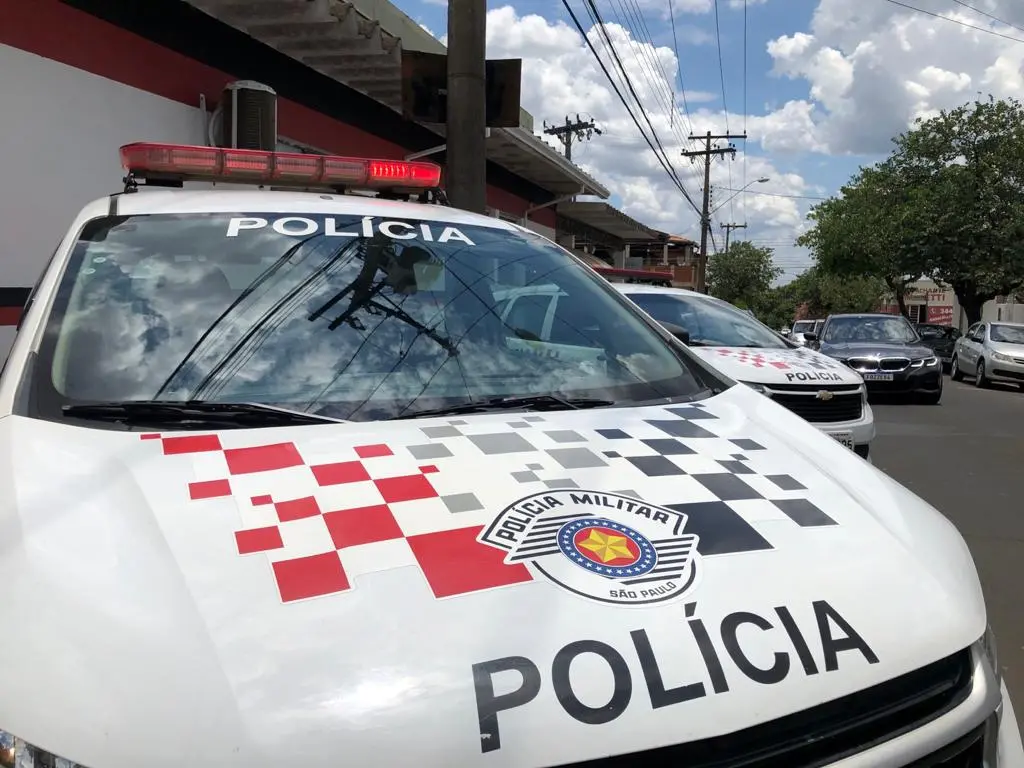 Viatura da Polícia Militar estacionada em frente ao Plantão Policial de Limeira.