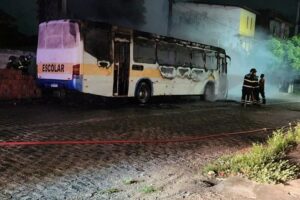 Em nova onda de ataques no RN, ônibus são queimados e alvo de tiros em Natal