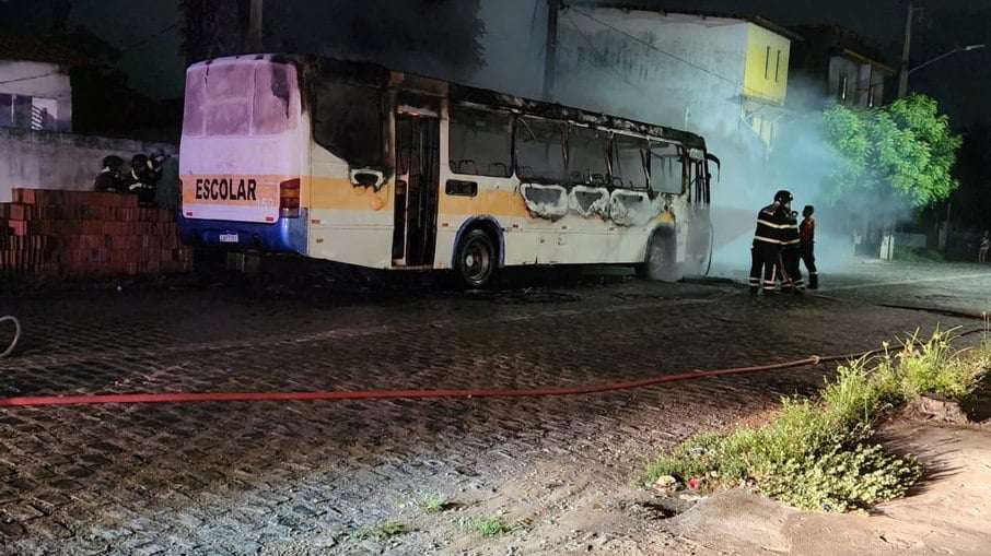 Em nova onda de ataques no RN, ônibus são queimados e alvo de tiros em Natal