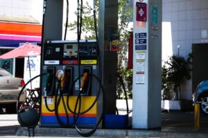 Levantamento da Agência Nacional do Petróleo, Gás Natural e Biocombustíveis (ANP), divulgado nesta sexta-feira (10) mostrou que o preço médio do litro da gasolina subiu 6,09% na última semana - de R$5,25 para R$5,57.