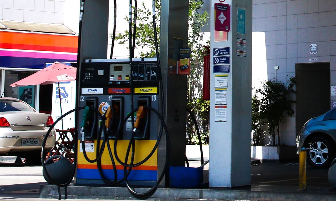 Levantamento da Agência Nacional do Petróleo, Gás Natural e Biocombustíveis (ANP), divulgado nesta sexta-feira (10) mostrou que o preço médio do litro da gasolina subiu 6,09% na última semana - de R$5,25 para R$5,57.