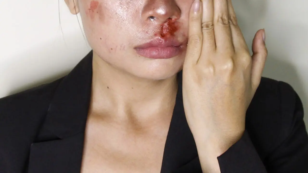 Homem ameaça e agride namorada