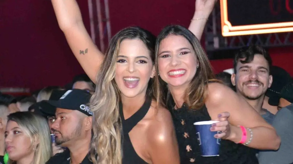 duas mulheres e um homem e público assistindo o Limeira Rodeo Music