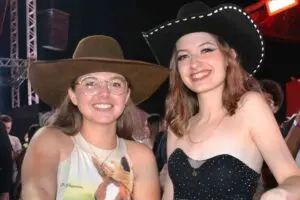 limeira rodeo music fotos da terceira noite duas mulheres no limeira rodeo music