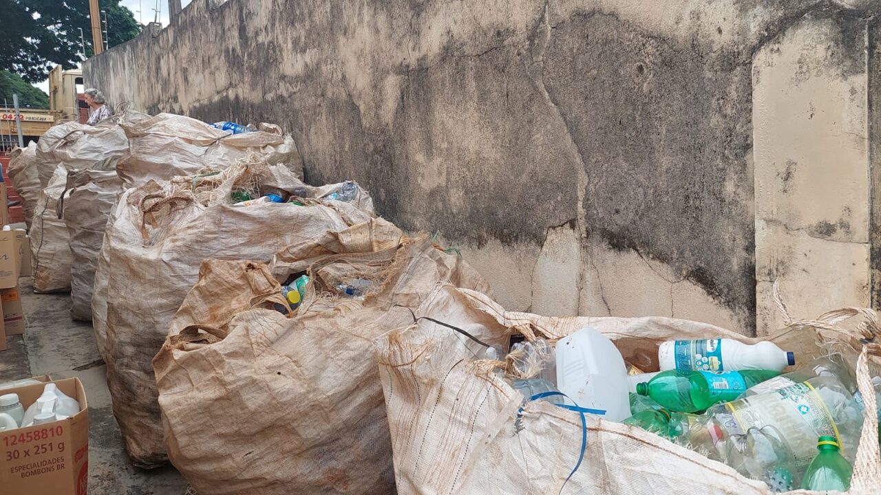 Limpeza compulsória remove reciclados de imóvel no Jd. Santa Cecília, em Limeira