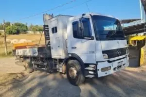 caminhão só cacareco inservíveis ceu azul branco recicláveis móveis