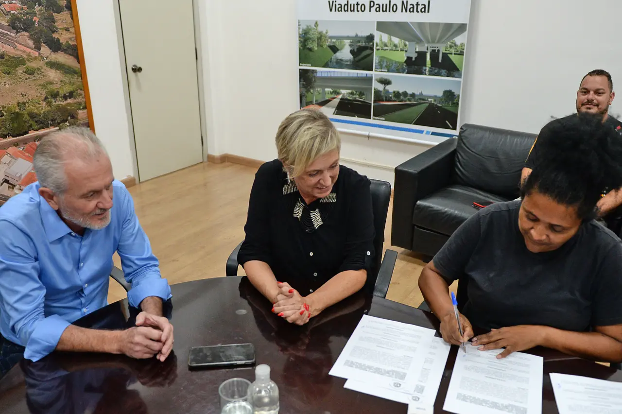 prefeitura acordo sindicato assinar papéis prefeito sindsel
